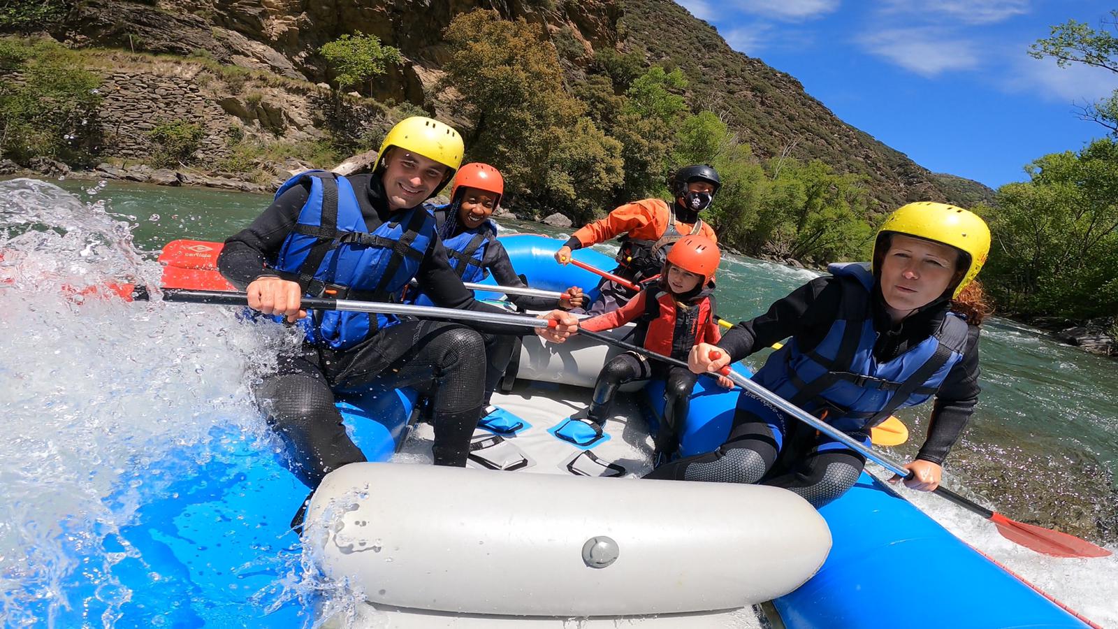 La periodista Vanessa Olmos practicant el rafting i activitats diverses al riu Noguera Pallaresa ahir a la tarda