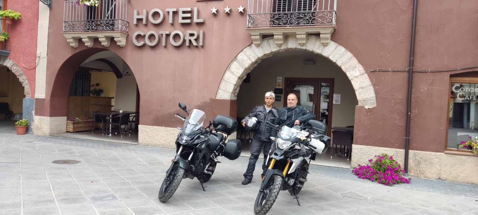El periodista i la seva acompanyant amb les motos davant un dels establiments adherits al projecte Moturisme d'El Pont de Suert