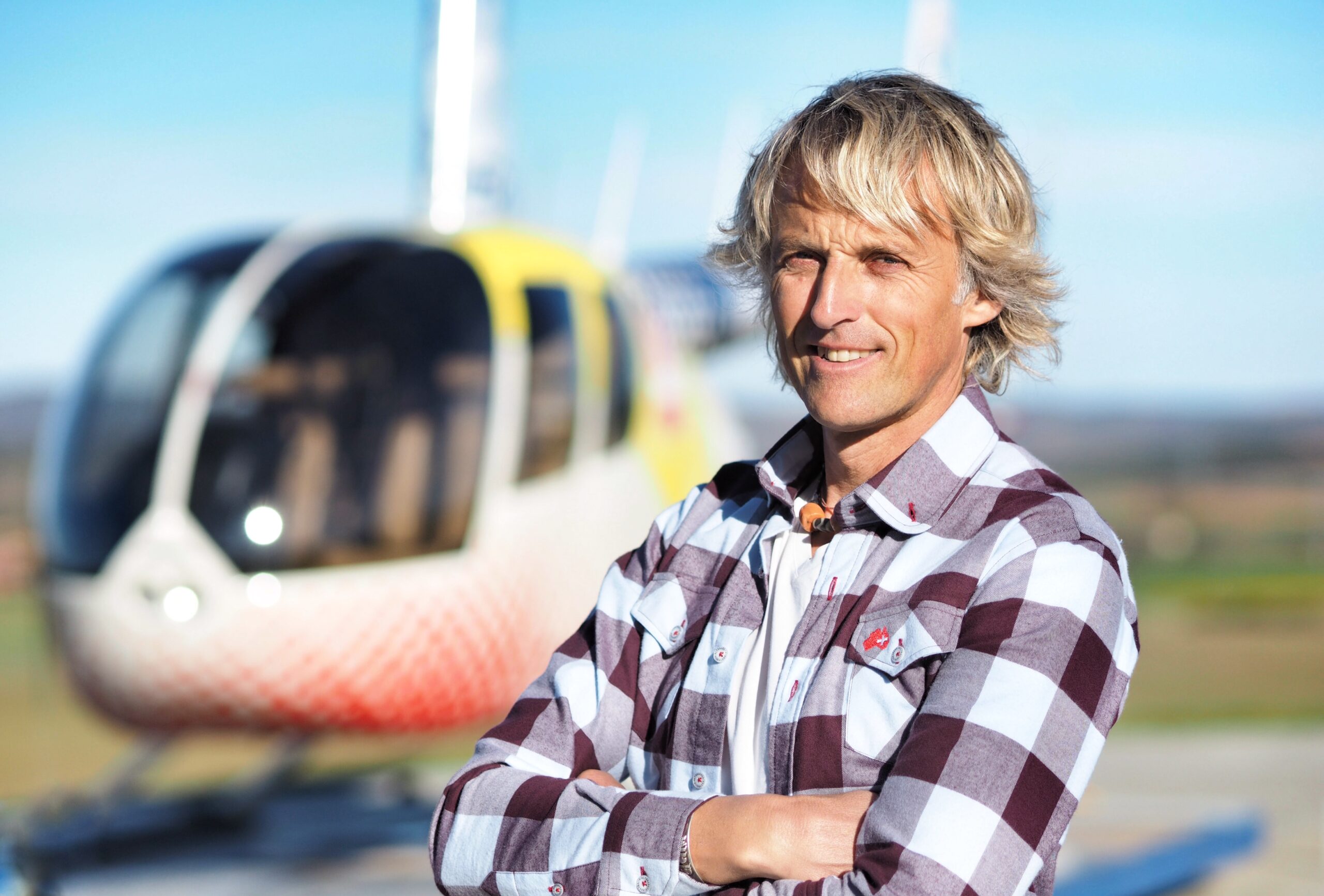 Jesús Calleja amb l'helicopter del programa al fons